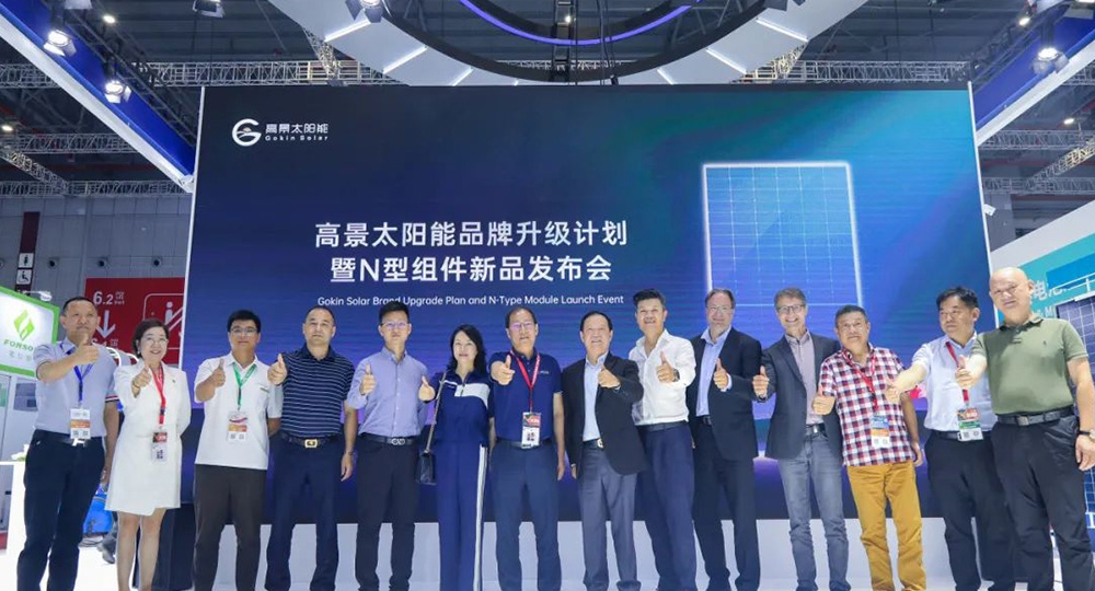 Nur wenige lichtstrahlen strahlen das licht auf. Es sind viele lichtstrahlen zu sehen